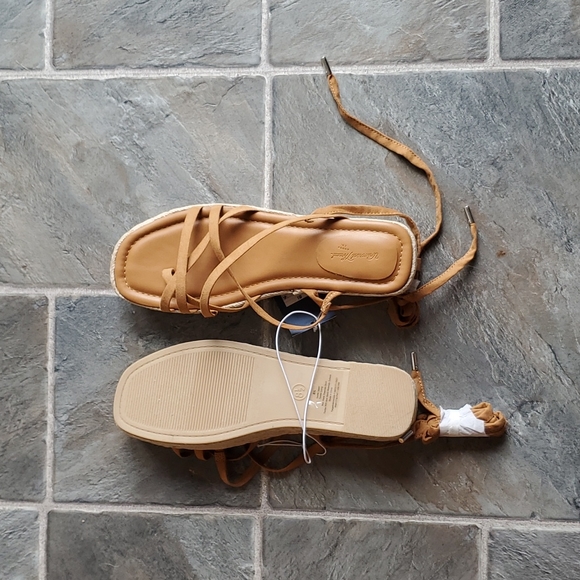 Universal Tread Tan lace up Flats - Picture 2 of 3